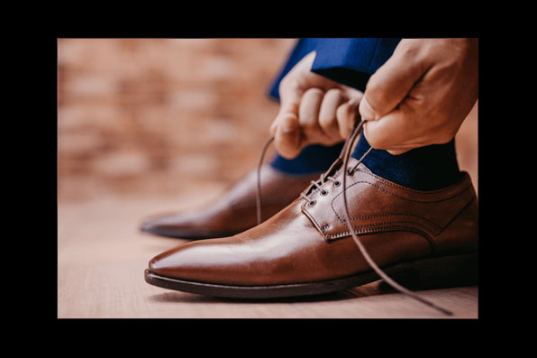 بندهای کفش را قبل از پوشیدن باز کنید